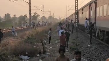 Jalgaon Train Accident: At Least 8 Pushpak Express Passengers Killed After Being Hit by Karnataka Express Near Paranda Railway Station in Maharashtra (Watch Video)