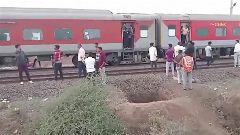 Jalgaon Train Accident: Death Toll Rises to 11, 6 Injured As Karnataka Express Hits Passengers of Pushpak Express in Maharashtra’s Pachora (Watch Videos)