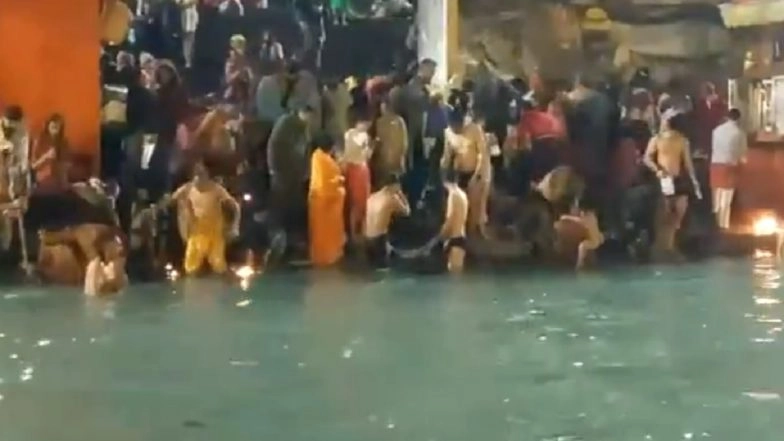 Maha Kumbh Mela 2025: Devotees Take Holy Dip at Triveni Sangam on First 'Amrit Snan' of Mahakumbh Mela on Makar Sankranti (Watch Videos)