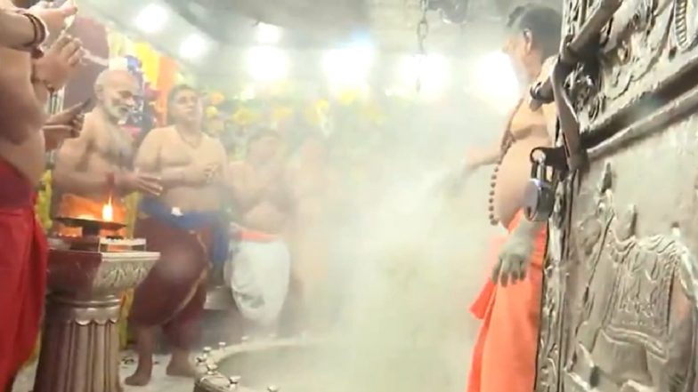 Madhya Pradesh: Devotees Throng Mahakaleshwar Temple in Ujjain on 1st Day of 2025; Attend Bhasma Aarti (Watch Video)