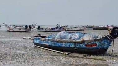 Tamil Nadu: Strong Winds Cause Sea To Recede by About 200 Meters in Rameswaram, Leaving Several Boats Trapped in Mud (Watch Video)