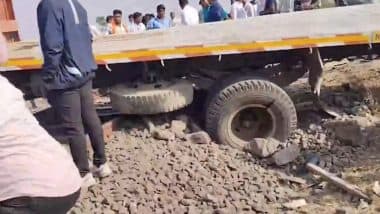 Jalna: Major Accident Averted As Tapovan Express Train Avoids Collision After Driver Spots Truck on Railway Track in Maharashtra, Video Surfaces