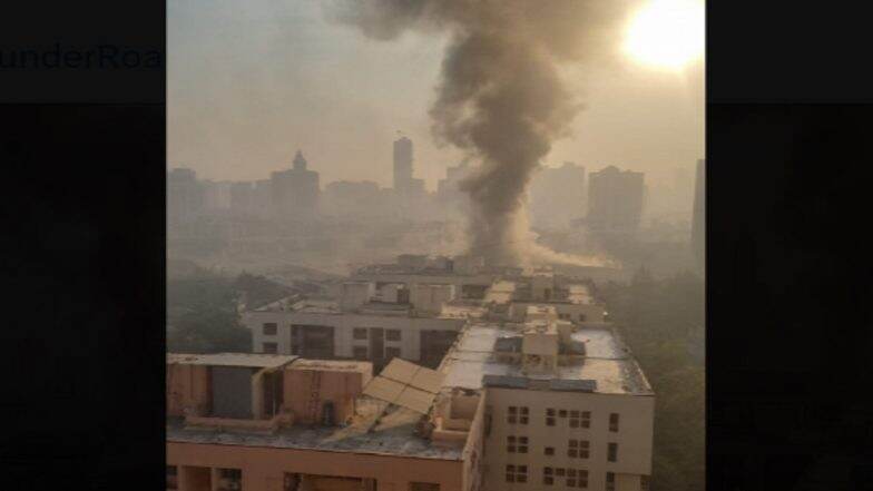 Thane Mall Fire: Major Blaze Erupts at Hyper City Mall on Ghodbunder Road, 2 Shops Gutted (Watch Video)