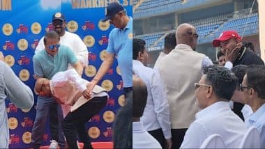 Vinod Kambli Touches Sunil Gavaskar's Feet, Meets Prithvi Shaw at Felicitation Ceremony As Part of Wankhede Stadium's 50th Anniversary Celebrations (See Pics and Video)