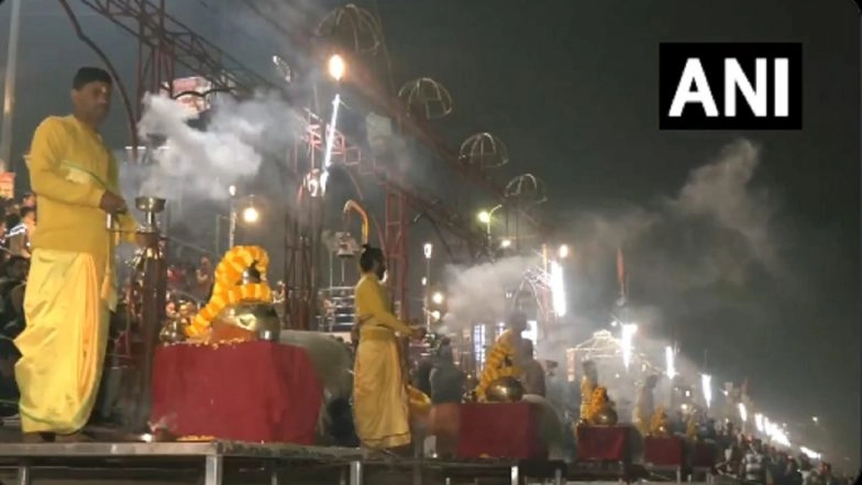 Uttar Pradesh: ‘Sandhya Aarti’ Performed at Saryu Ghat in Ayodhya, Devotees Throng To Witness Chanting of Hymns and Lighting of Oil Lamps (Watch Video)