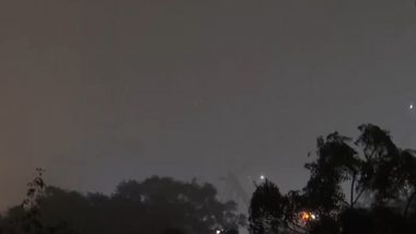 Delhi Weather Update: Delhiites Wakes Up to Thick Layer of Fog Amid Cold Wave in National Capital, Plummeting Temperature (Watch Videos)