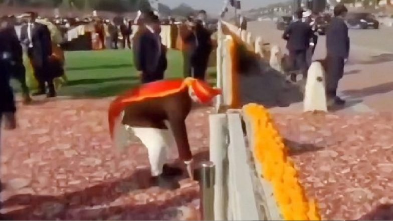 PM Narendra Modi Leads by Example, Picks Up Waste at Kartavya Path During 76th Republic Day Celebration (Watch Video)