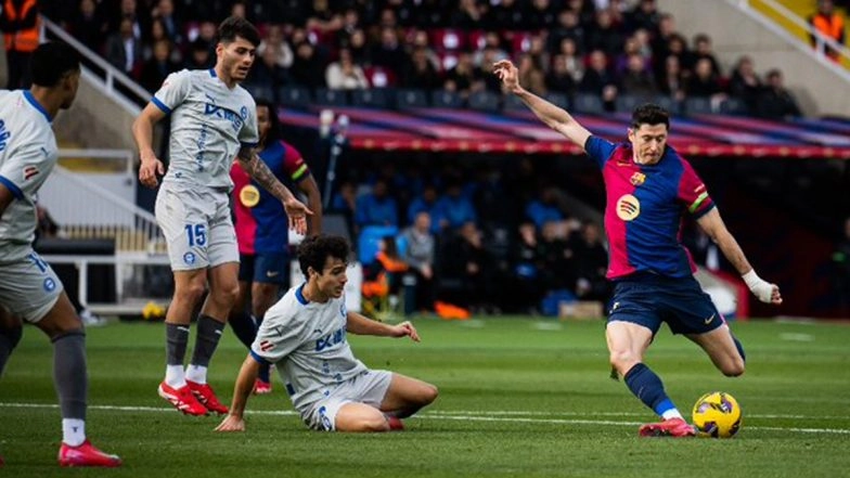 Robert Lewandowski Scores Winner Against Alves as Barcelona Move Closer to Top Spot in Spanish League