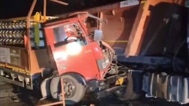 Hardoi Road Accident: Dumper Collides With PNG Cylinder Tanker, Causes Leak on Katra-Bilhour Highway in Uttar Pradesh (Watch Video)