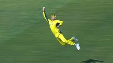 Alex Carey Takes Blinder at Mid-On To Dismiss Dangerous-Looking Phil Salt off Ben Dwarshuis’s Bowling During AUS vs ENG ICC Champions Trophy 2025 Match (Watch Video)