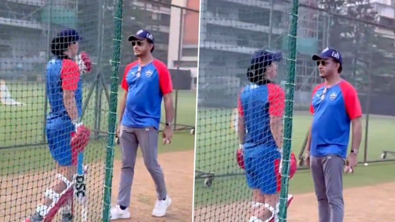 Sourav Ganguly Provides Batting Tips to Marizanne Kapp During Delhi Capitals' Training Session Ahead of WPL 2025 (Watch Video)