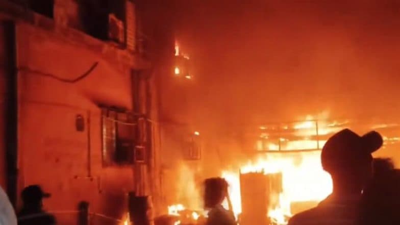 Bhiwandi Fire: Massive Blaze Engulfs Maharashtra슬롯사이트s Vanjarpatti Area, Firefighters Rush to Scene (Watch Video)