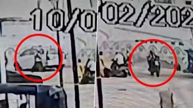 Shooting Caught on Camera in Nanded: Attacker Fires at 2 Men in Public, Flees on Bike; 1 Dead, Another Critically Injured (Watch Video)