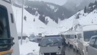 Snowfall in Sonamarg: Valley Covered in Thick Snow, Tourists Rush to Witness Winter Magic (Watch Video)