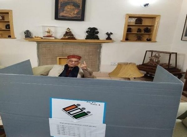 India News | Delhi Polls: 6,980 People Cast Their Vote Under Home Voting Facility