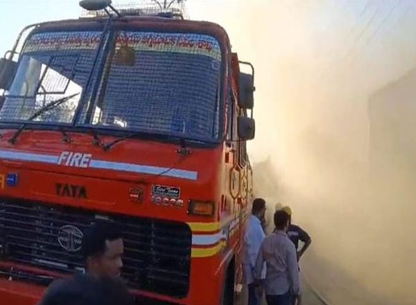 Telangana Fire: Blaze Erupts at Sofa and Beds Manufacturing Unit in Medchal-Malkajgiri’s Uppal, No Causalities Reported (Watch Video)’
