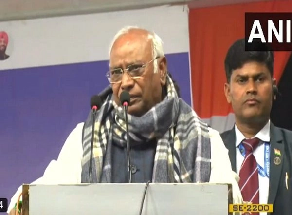 India News | Delhi Polls: Kharge Accuses Kejriwal of Betraying Delhi Voters, Credits Congress for City's Progress