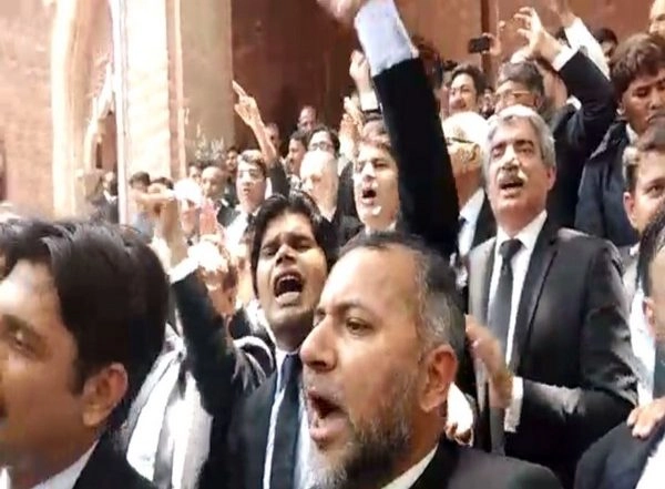 World News | Pak: Islamabad Lawyers Announce Strike and Boycott over Transfer of Judges