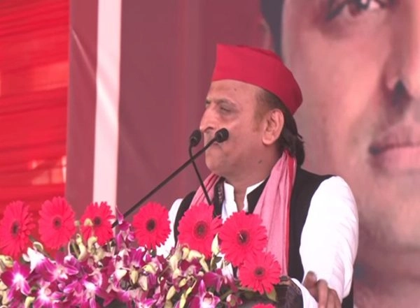 India News | Akhilesh Yadav Slams UP Government, Asks It to Release Names of People Who Died in Kumbh Stampede