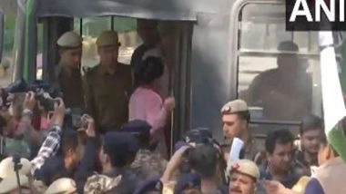 India News | Delhi Police Detain Members of Indian Youth Congress Protesting over US Deportation of Indians