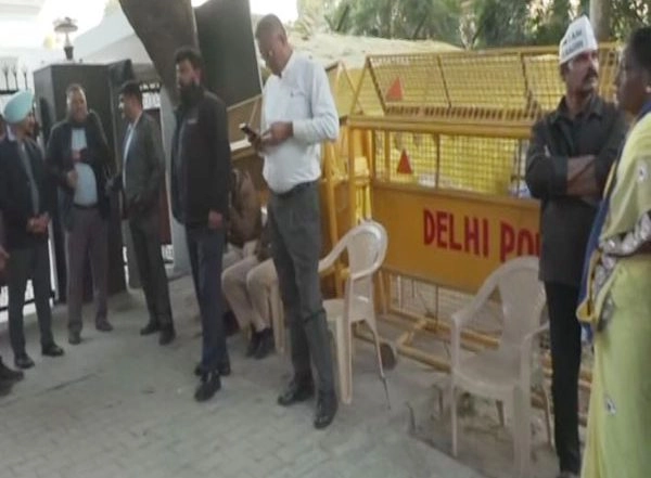 India News | Arvind Kejriwal Meets Newly Elected MLAs from AAP, Asks Them to Continue Work for Delhi