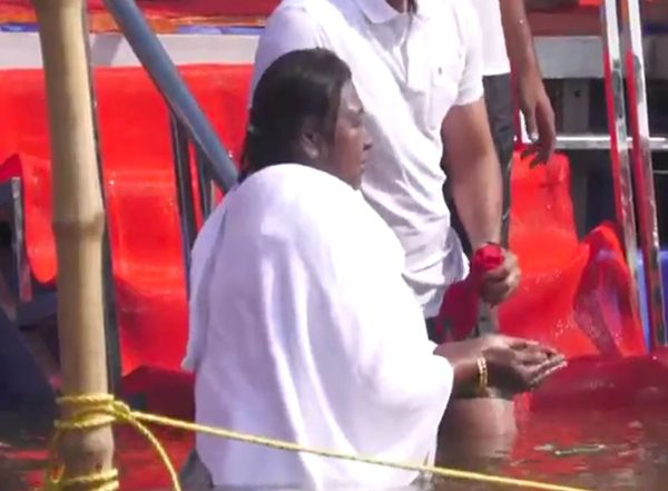India News | President Murmu Takes Holy Dip at Triveni Sangam During Mahakumbh Mela in Prayagraj