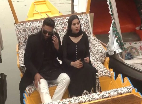 India News | J-K: Tourists Enjoy Shikara Rides on Dal Lake in Srinagar Amid Winter Chill