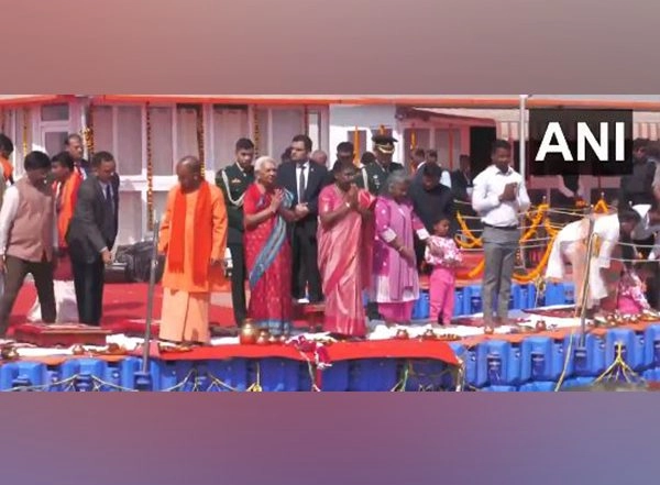 India News | President Murmu Offers Prayers, Performs Ganga Aarti at Prayagraj's Triveni Sangam During Mahakumbh