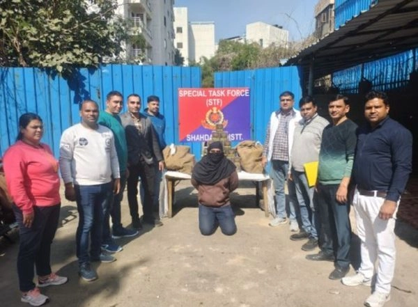 India News | Smuggling Racket Busted in Delhi's Dilshad Garden; Man Nabbed with 600 E-cigarettes