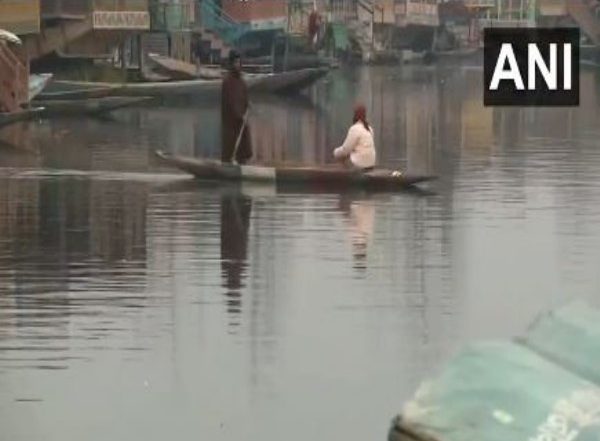 India News | Winter Chill Grips Jammu and Kashmir; Srinagar Sees 4.6 Degree Celsius, Tourists Flock to Dal Lake
