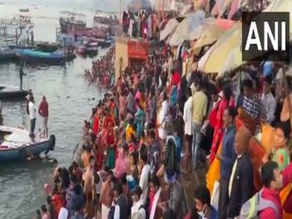 Devotees Take Holy Dip at Dashashwamedh Ghat in Varanasi on Magh Purnima 2025