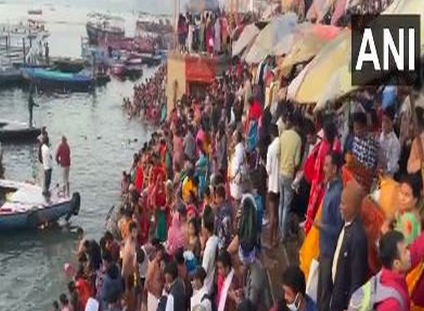 Magh Purnima 2025: Devotees Take Holy Dip at Dashashwamedh Ghat in Varanasi (Watch Video)