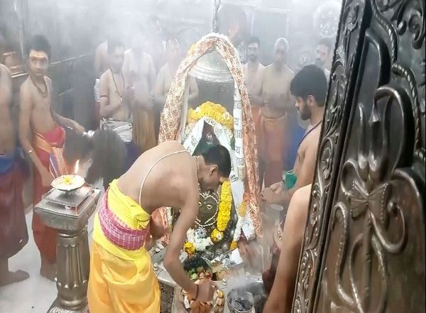 Magh Purnima 2025: Bhasma Aarti Performed at Mahakaleshwar Temple in Madhya Pradesh’s Ujjain (Watch Video)