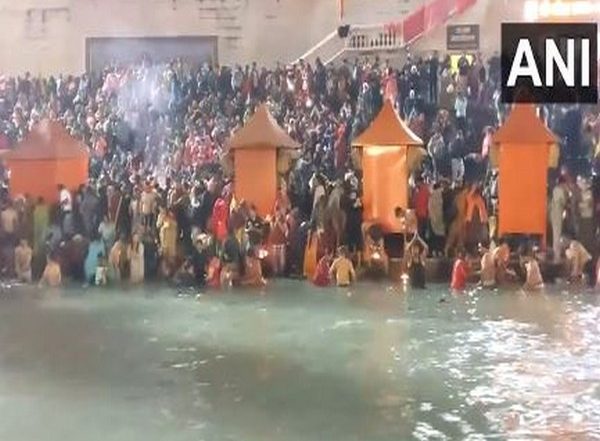 Magh Purnima 2025: Devotees Throng Har Ki Pauri Ghat in Haridwar for Holy Dip, Large Crowd Also Gather in Prayagraj During Maha Kumbh Mela