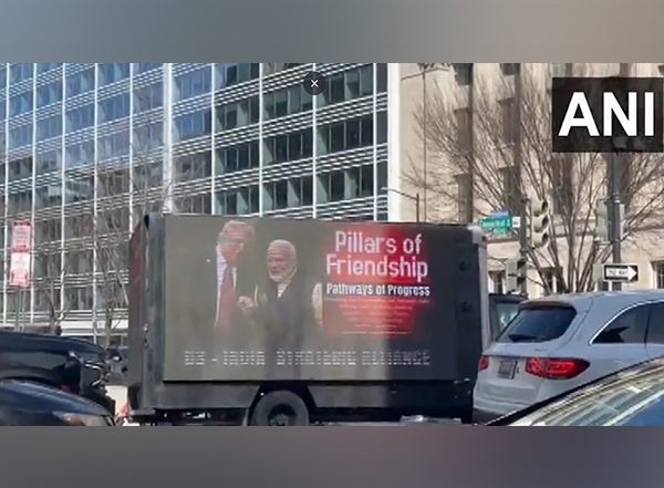 World News | US: Mobile Billboard Advertising Truck Displays Boards Featuring Pictures of PM Modi, Trump