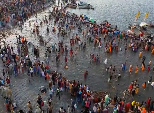 India News | Huge Crowd of Devotees Gather at Maha Kumbh's Triveni Sangam