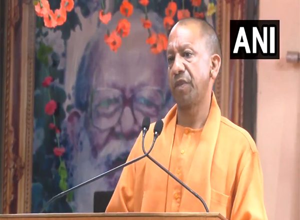 India News | Uttar Pradesh CM Yogi Adityanath Directs Officers to Ensure Smooth Traffic Flow at Maha Kumbh