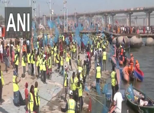 India News | Sanitation Workers at Maha Kumbh Mela Clean Ghats of Triveni Sangam
