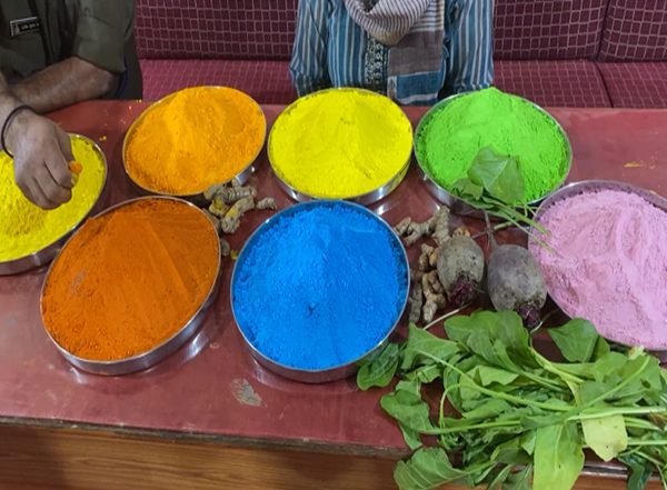 India News | MP: Indore Jail Inmates Make Eco-friendly Herbal Colours for Holi