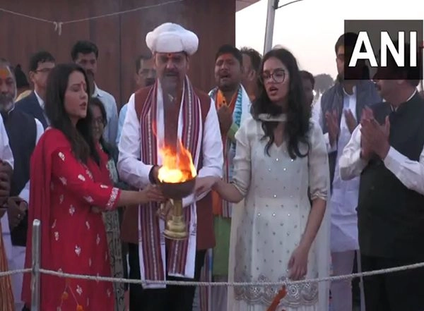India News | 'Biggest Kumbh of Faith': Maharashtra CM Offers Prayers at Sangam with Family in Prayagraj