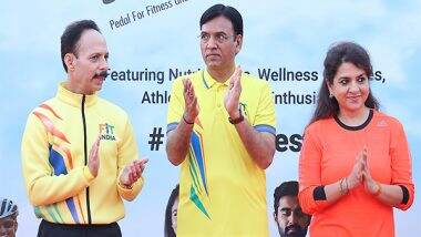 Sports News | Union Sports Minister Leads Fit India Sundays on Cycle from Mumbai's Historic Gateway of India with Wellness Experts, Propagates PM's Message to Fight Obesity