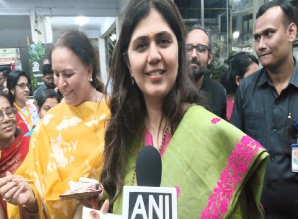 India News | Maharashtra Minister Pankaja Munde Visits Bamboo Processing Centre in Tripura's Agartala