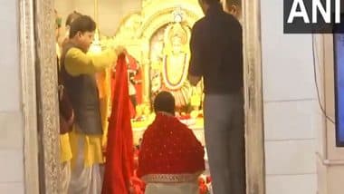 India News | Delhi CM Rekha Gupta Offers Prayers at Jhandewalan Temple