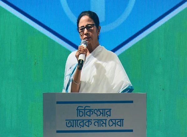 India News | West Bengal Govt Hikes Salaries of Doctors; CM Mamata Banerjee Urges Male Doctors to Protect Their Sisters