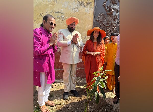 Business News | Dr. Dinesh Shahra Celebrates 'Green Gold' Initiative of Tree Plantation in the Presence of Pujya Chidanand Saraswati & Sadhvi Bhagwati Saraswati at Mahakumbh