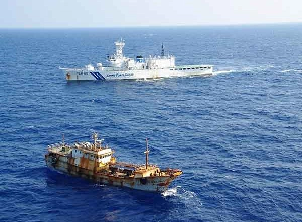 World News | Chinese Fishing Boats Used North Korean Crews in Violation of UN Sanctions: Report