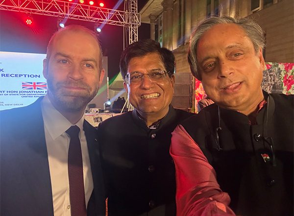 India News | Shashi Tharoor Welcomes FTA Negotiations Between India and UK, Shares Selfie with Piyush Goyal