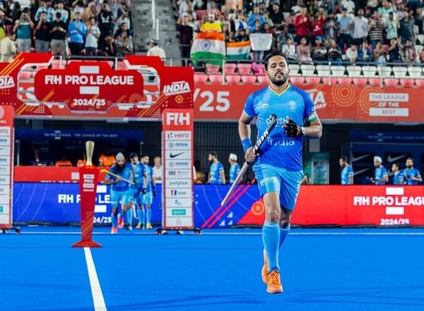 India Men's Hockey Team Rides On Captain Harmanpreet Singh's Goals to Defeat England 2-1 in FIH Pro League 2024-25 | FIH Men's Hockey Pro League: Harmanpreet's Brace Leads India to 2-1 Win over England
