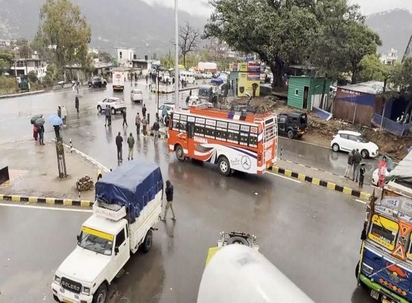 Jammu and Kashmir Landslide: Jammu-Srinagar National Highway Shut Due to Snow, Landslides; Vehicles Halted at Jakhani (Watch Videos)