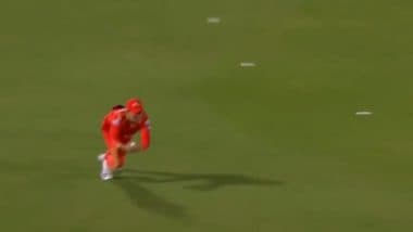 Ashleigh Gardner Takes Stunning Diving Catch To Dismiss Deepti Sharma During GG-W vs UP-W WPL 2025 Match (Watch Video)